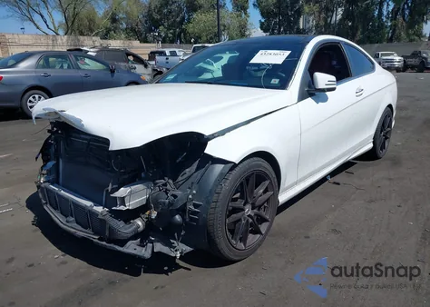 2015 Mercedes-Benz C 250 из США, поврежденный, VIN WDDGJ4HB8FG358798